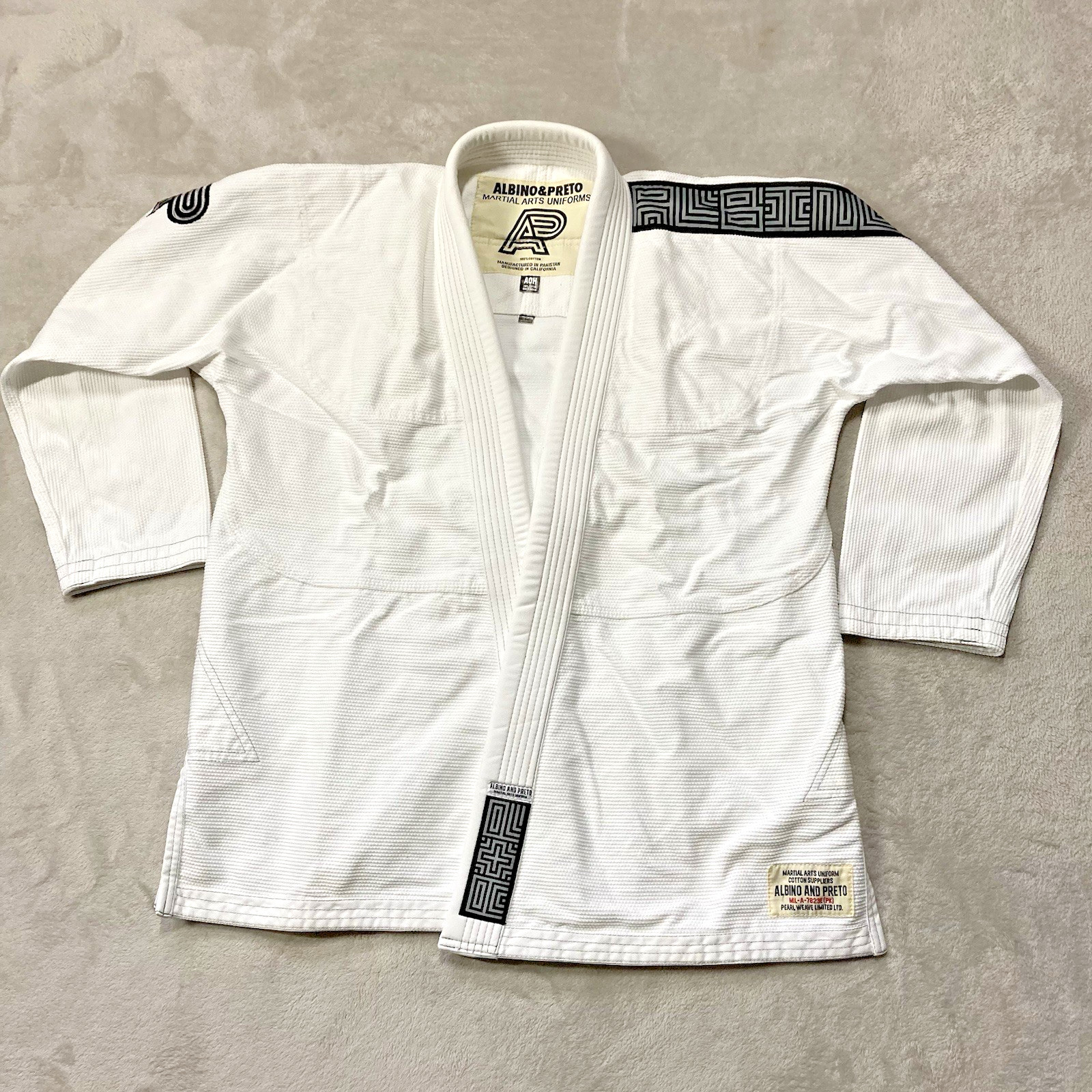 Albino and Preto A&P Adult Batch 8 Martial Arts Jiu-Jitsu Gi Top White Size A0H