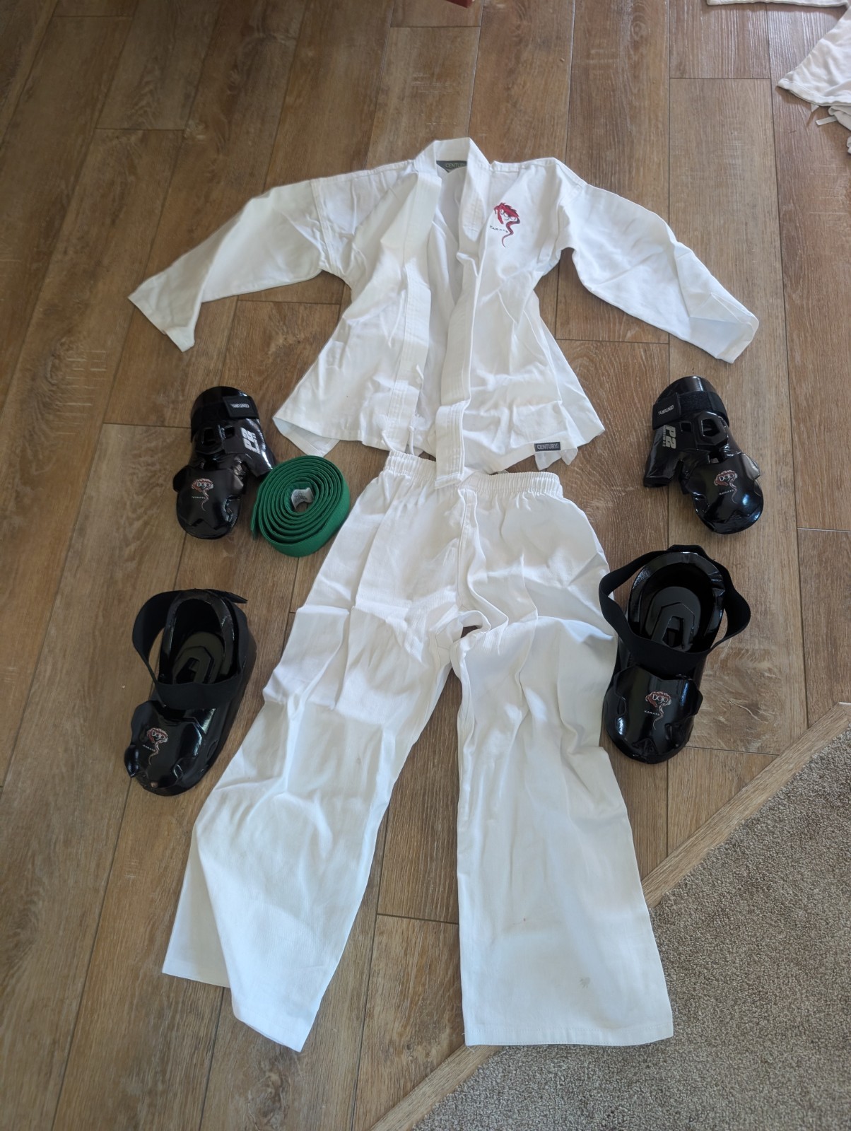 Century Martial Arts Karate Uniform White Size 1 Kids Dojo P2 Sparring Gloves