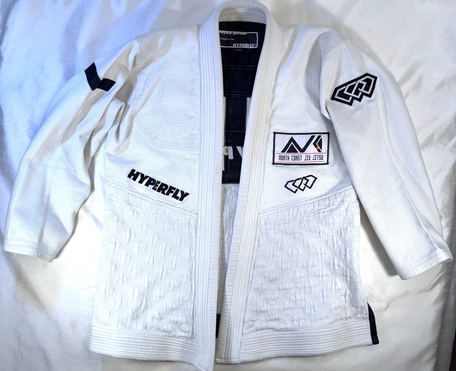HYPERFLY everyday portada LIMITED EDITION White Jiu Jitsu Gi Jacket Size A1