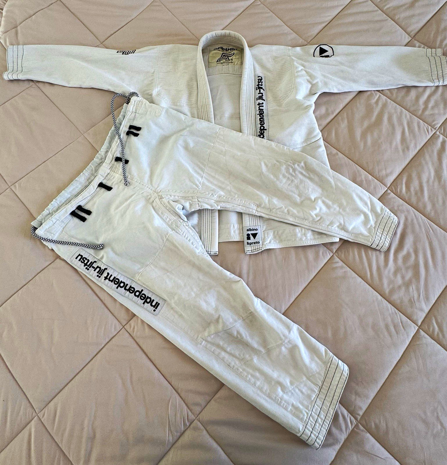 Albino & Preto Independent Jiu-Jitsu White Uniform