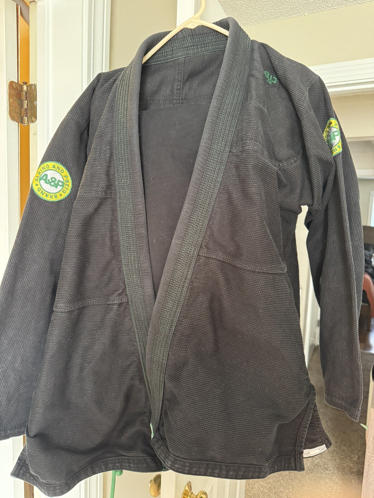 albino and preto Jiujitsu gi Shoyoroll Batch 32 Throwback